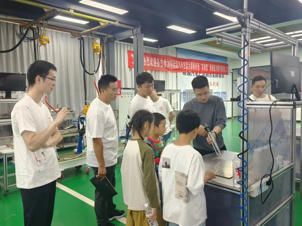 参观奇瑞汽车产业学院.jpg