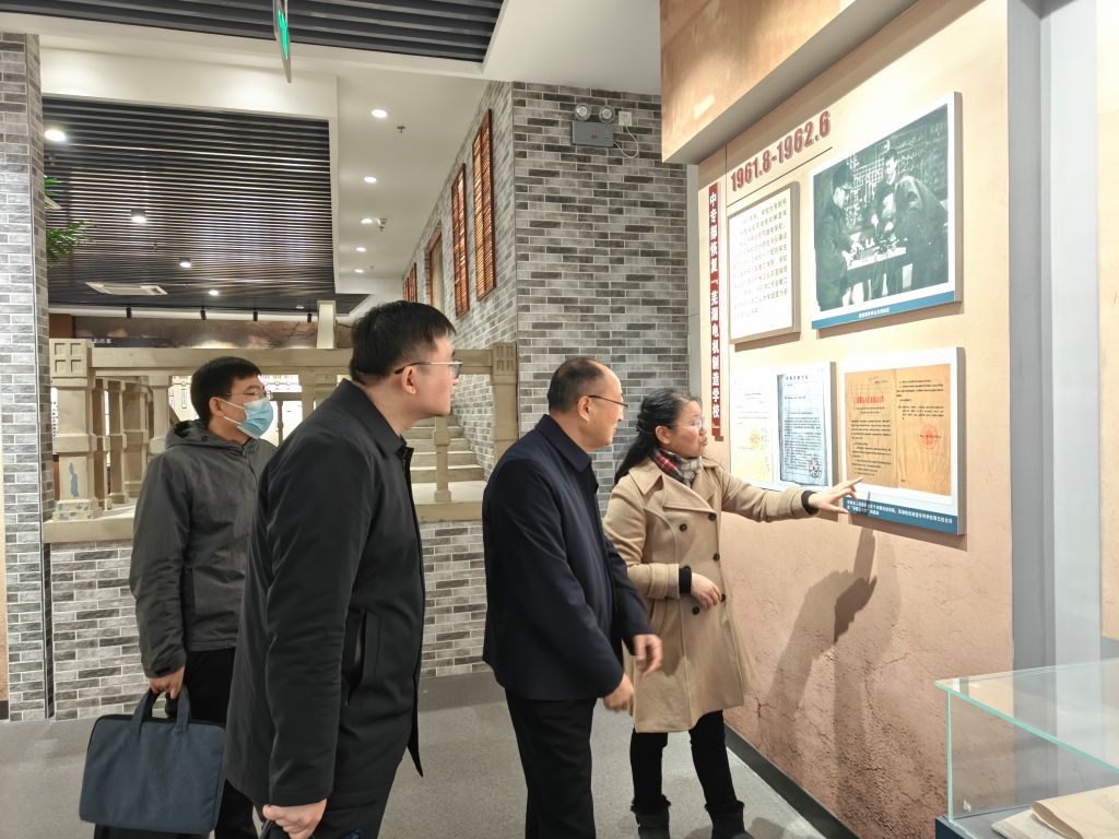 参观校史馆.jpg