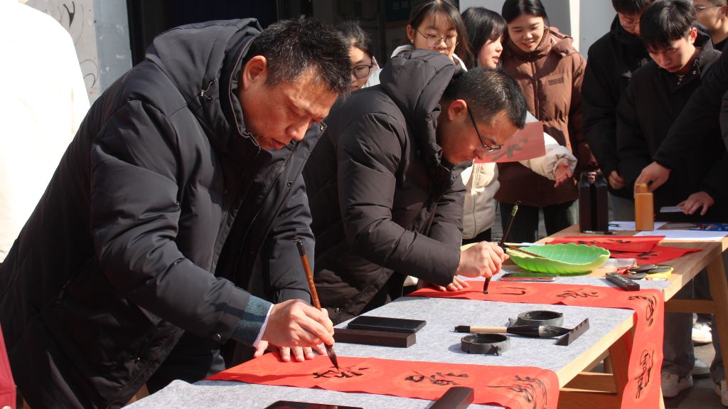 老师写对联 .JPG
