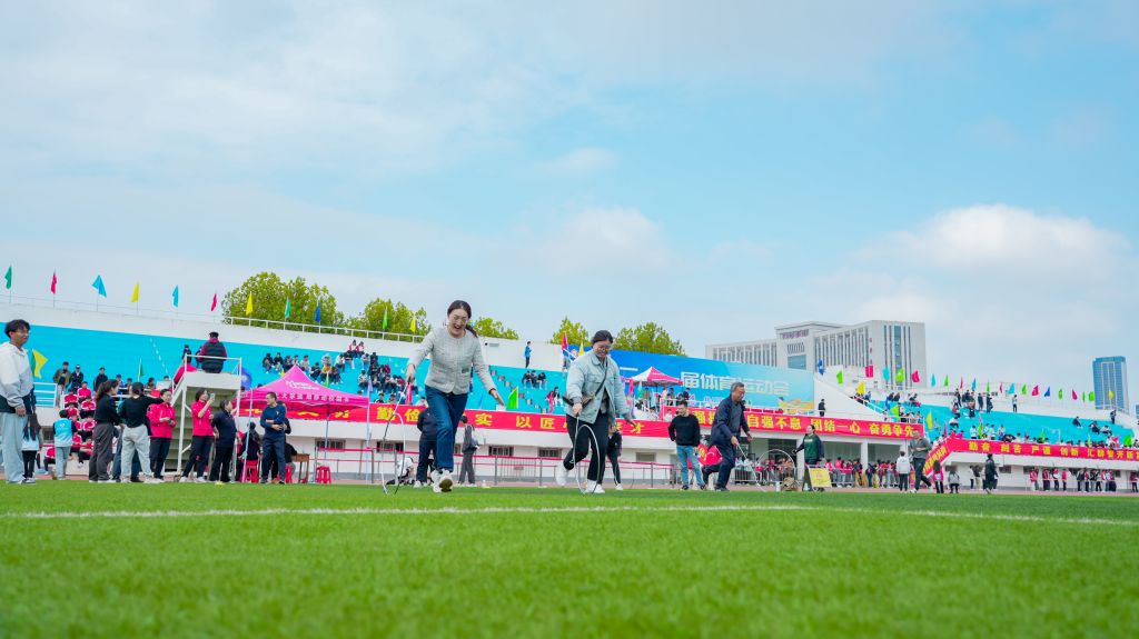 滚铁环.jpg