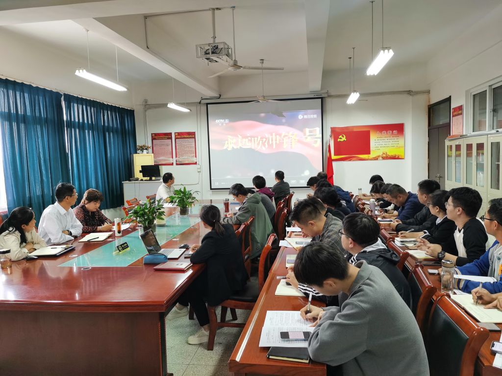 观看廉洁教育专题片《永远吹冲锋号》.jpg