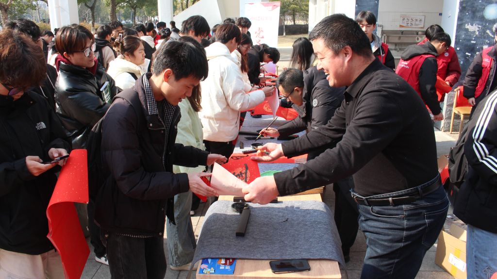 老师写对联2.JPG